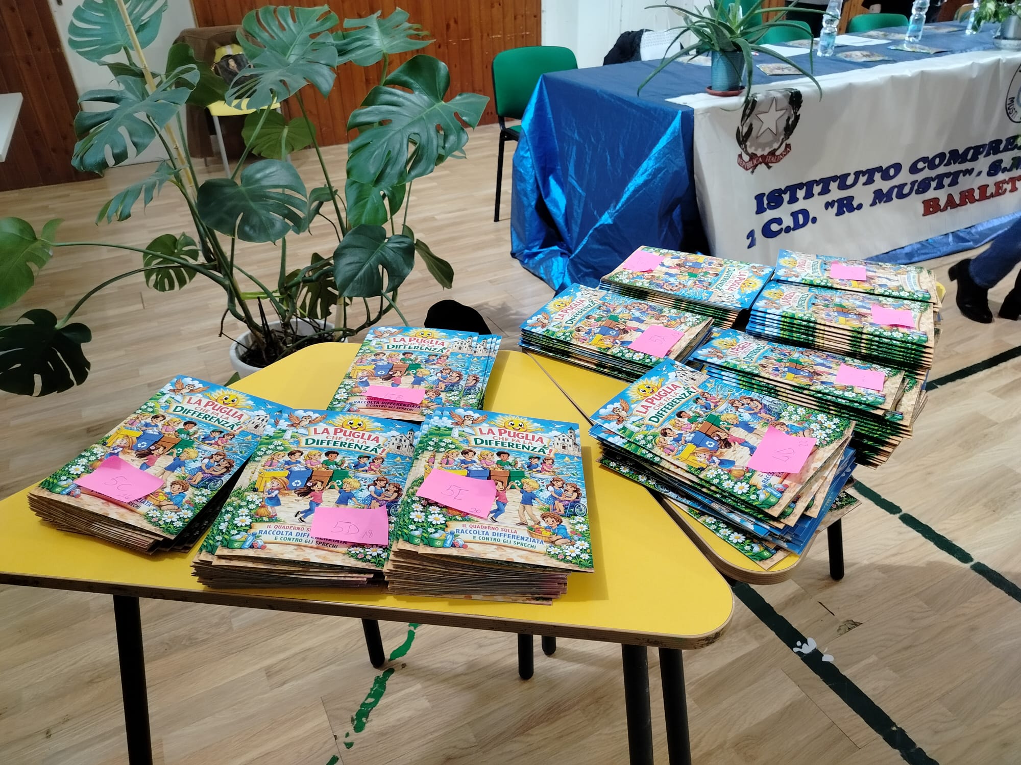 Galleria La Puglia che fa la differenza entra a scuola, l’assessore regionale all'Ambiente e Antonio Stornaiolo consegnano il quaderno sulle buone pratiche per la gestione dei rifiuti e contro gli sprechi - Diapositiva 6 di 17